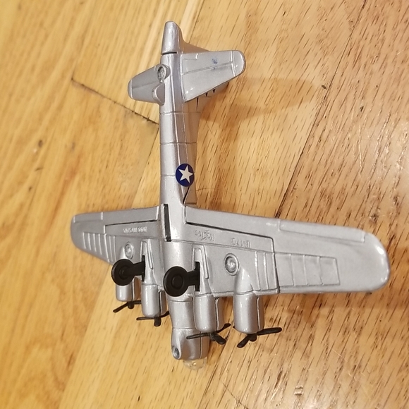 Maisto B-17G Flying Fortress Sugarland Express - Picture 9 of 11